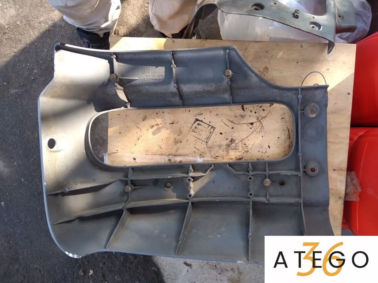 Правая/левая часть бампера Мерседес-Бенц Атего