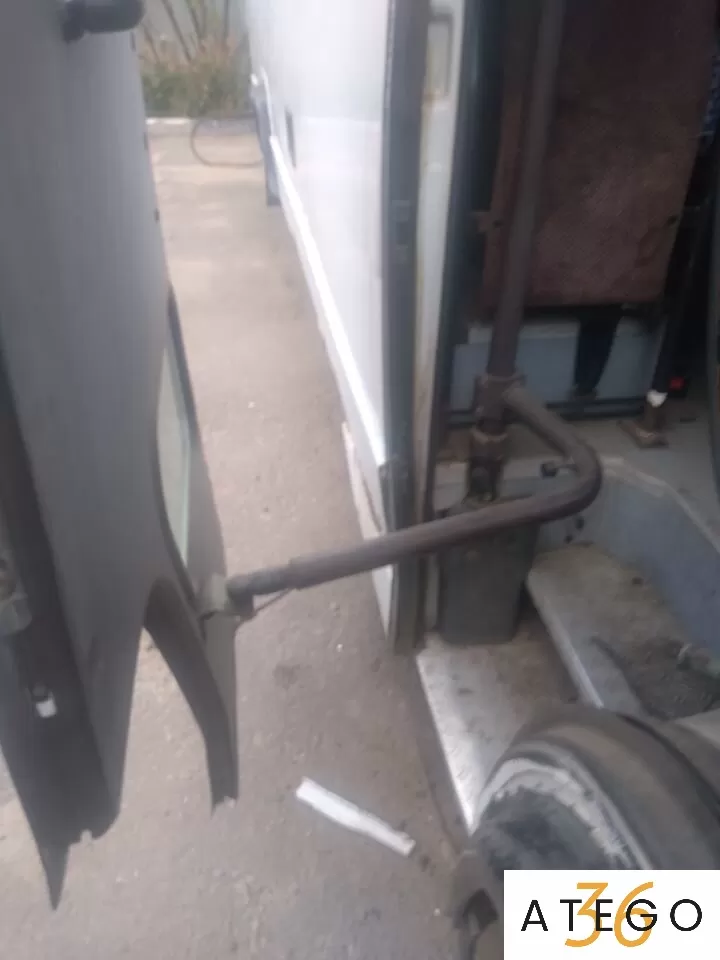 Дверь передняя правая на Мерседес-Бенц 609-814/ Vario