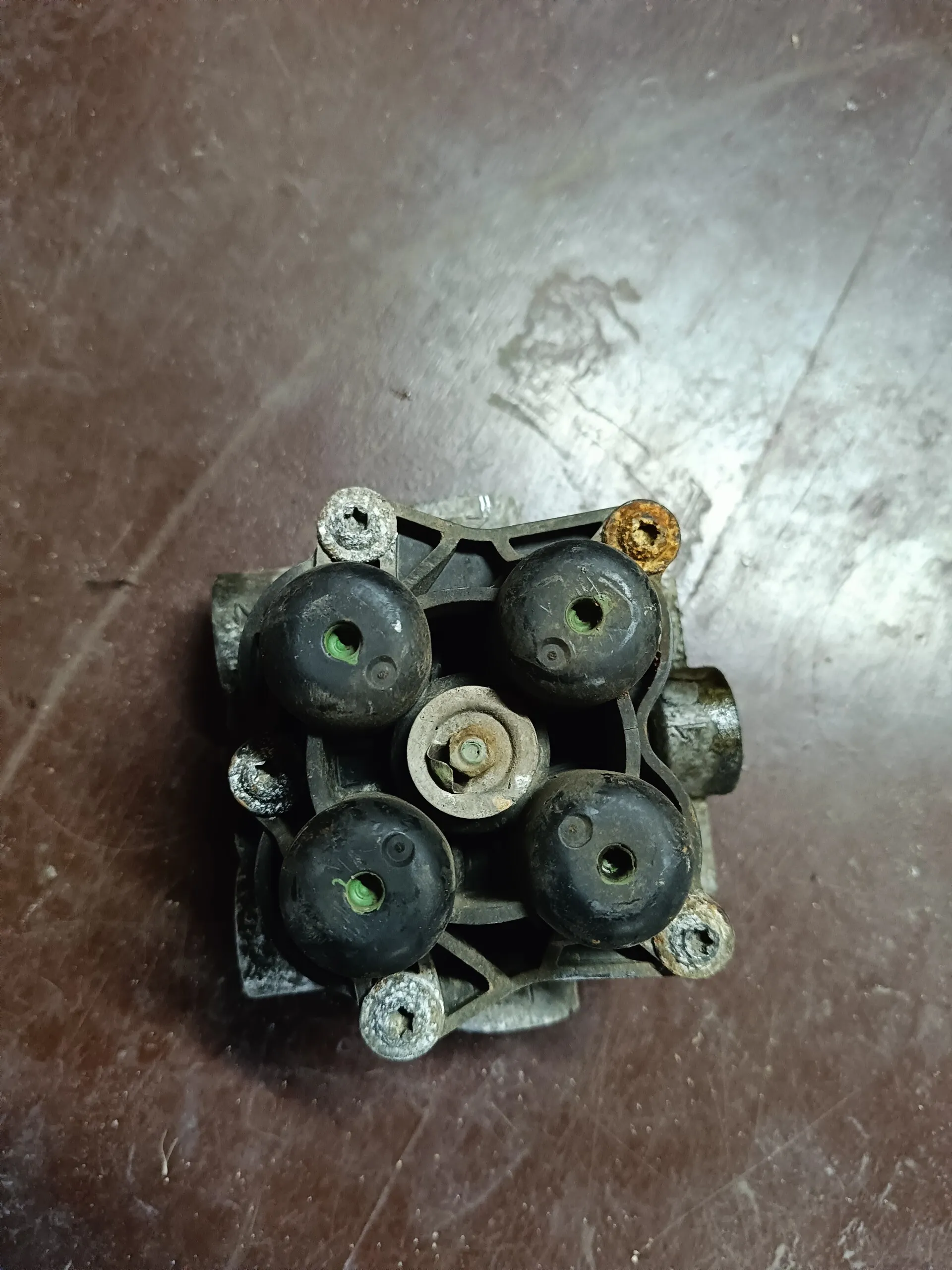 Кран четырехконтурный Мерседес-Бенц Варио AE4623