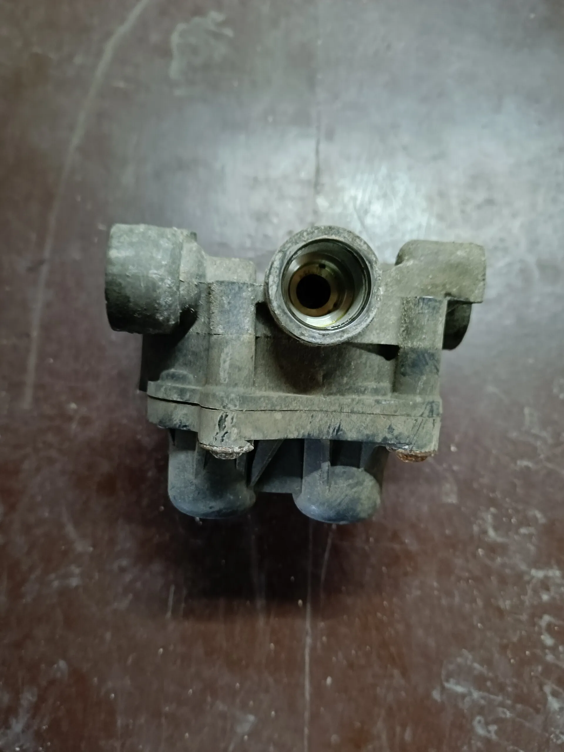 Кран четырехконтурный Мерседес-Бенц Варио AE4623