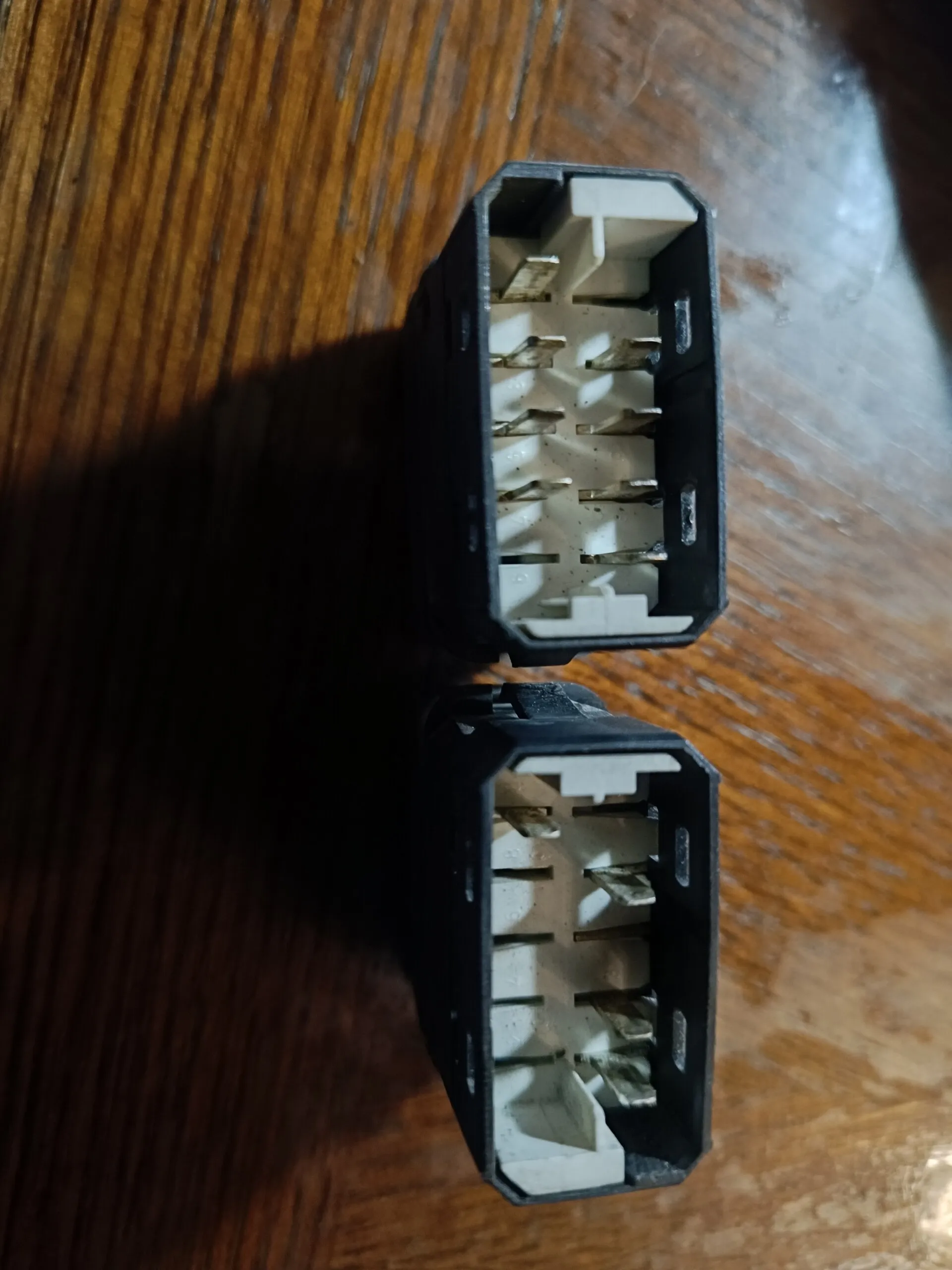 Переключатель (кнопка включения/выключения)