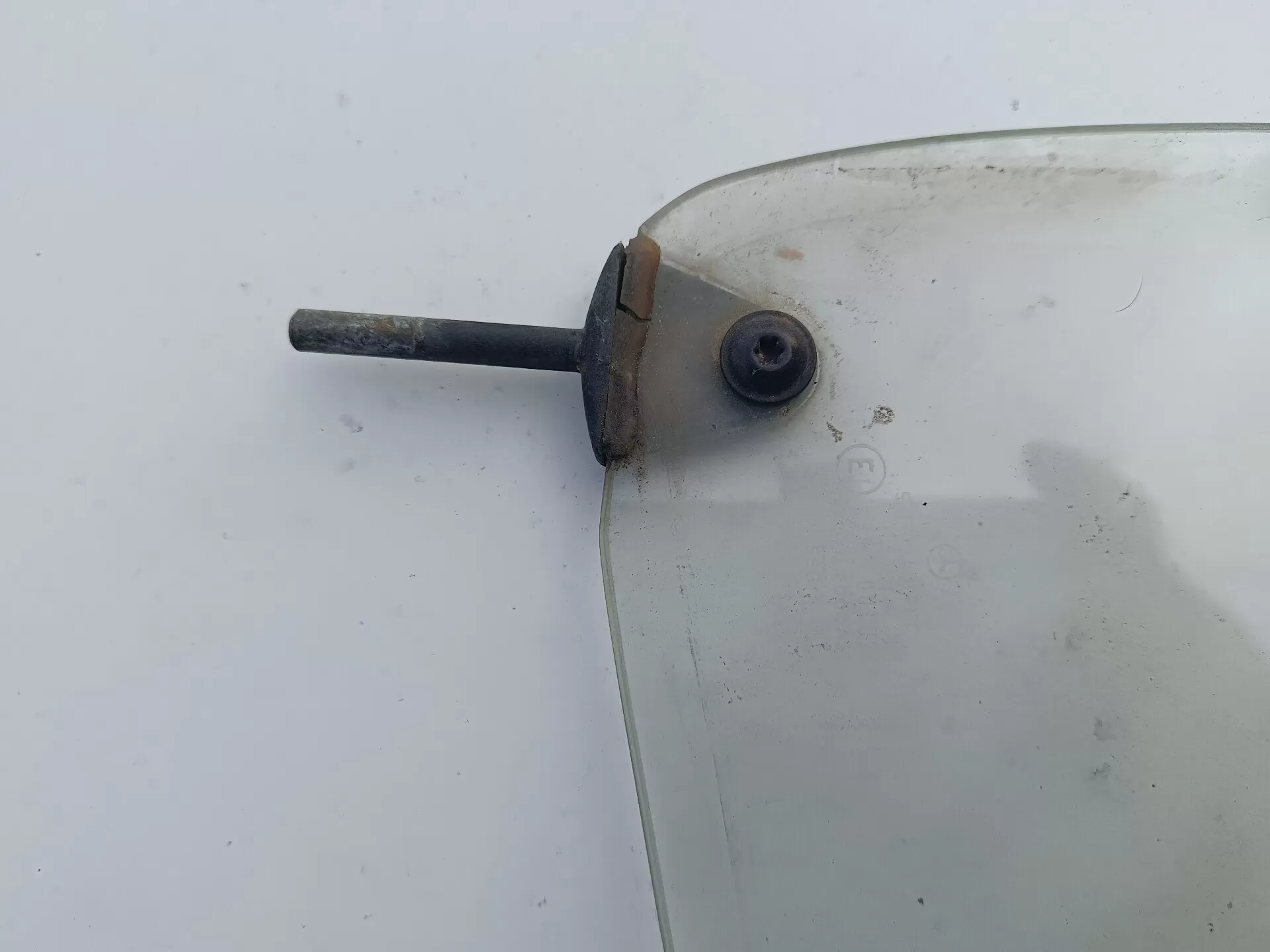 Стекло двери-форточка поворотная  A6737200355